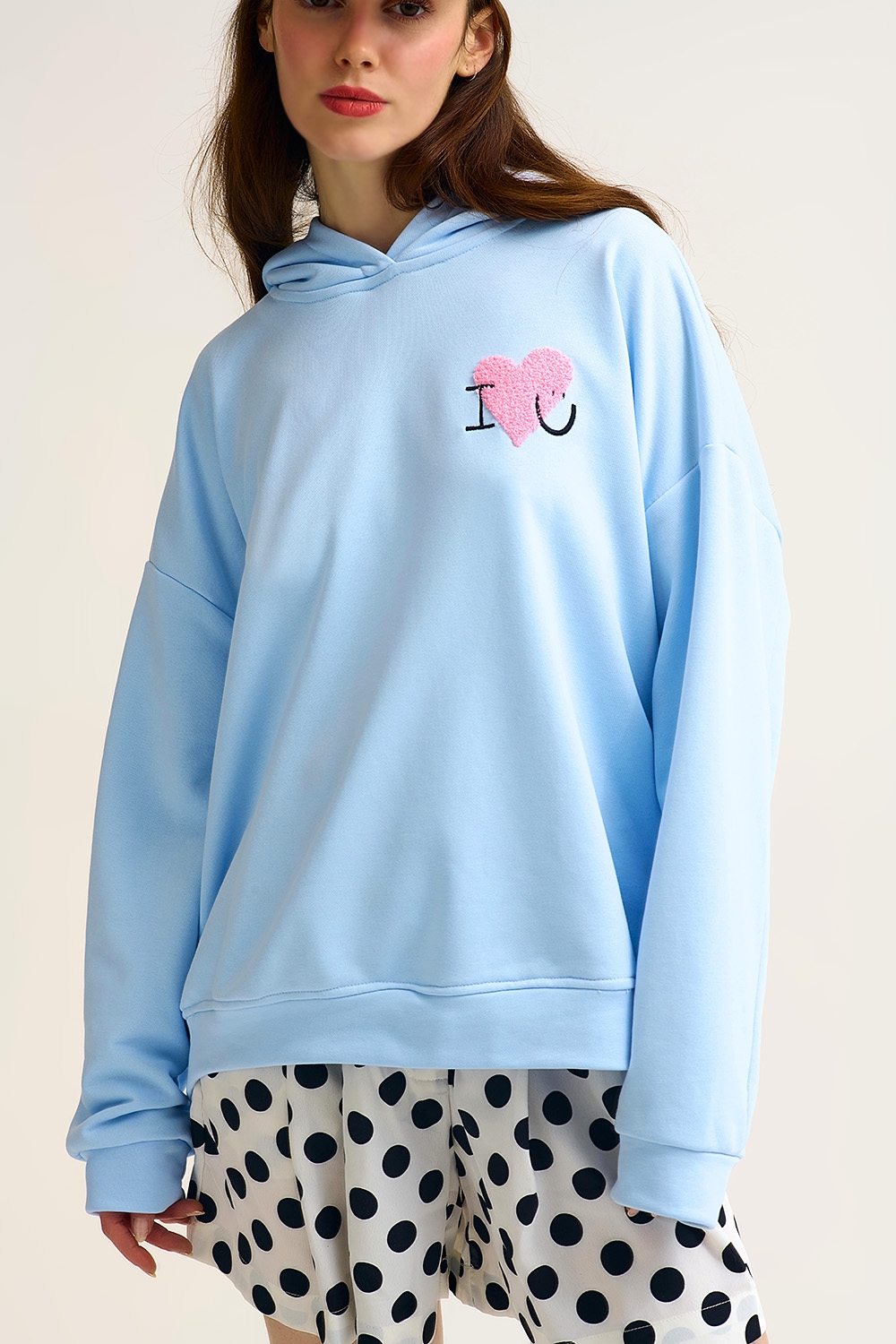 Sudadera con capucha supersuave azul bebé con gráfico de corazón bouclé Sudadera con capucha supersuave azul bebé con gráfico de corazón bouclé