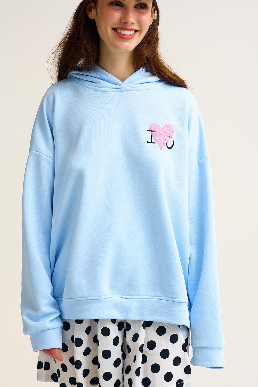 Sudadera con capucha supersuave azul bebé con gráfico de corazón bouclé Sudadera con capucha supersuave azul bebé con gráfico de corazón bouclé