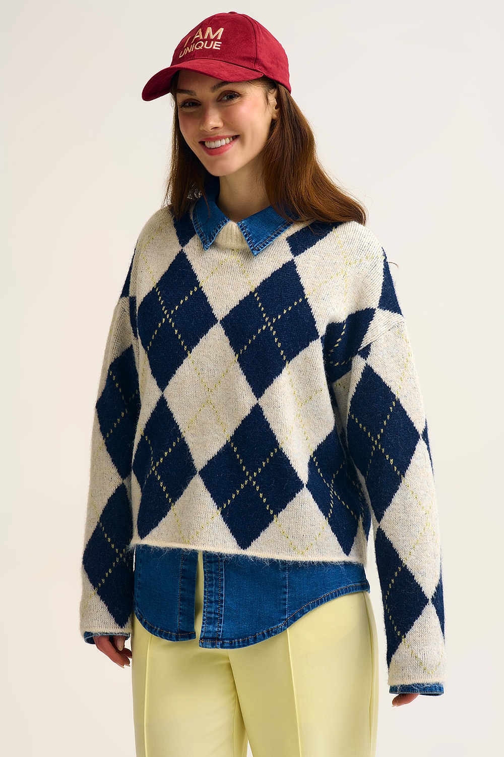 Su&eacute;ter de punto grueso diamante azul marino en contraste azul marino y crema