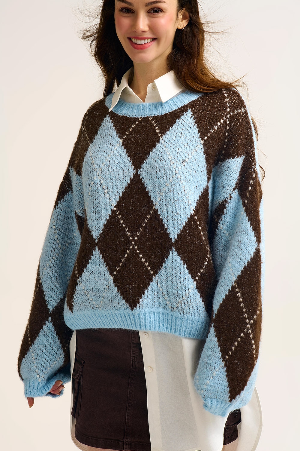 Jersey de punto de rombos azules y marrones con mangas voluminosas