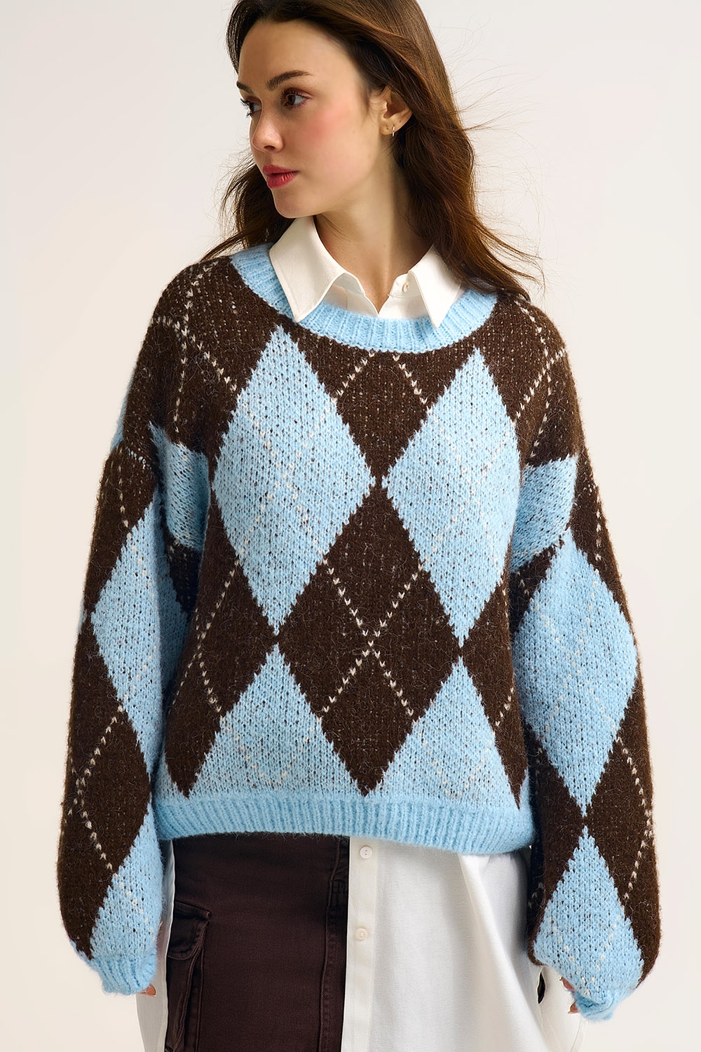Jersey de punto de rombos azules y marrones con mangas voluminosas
