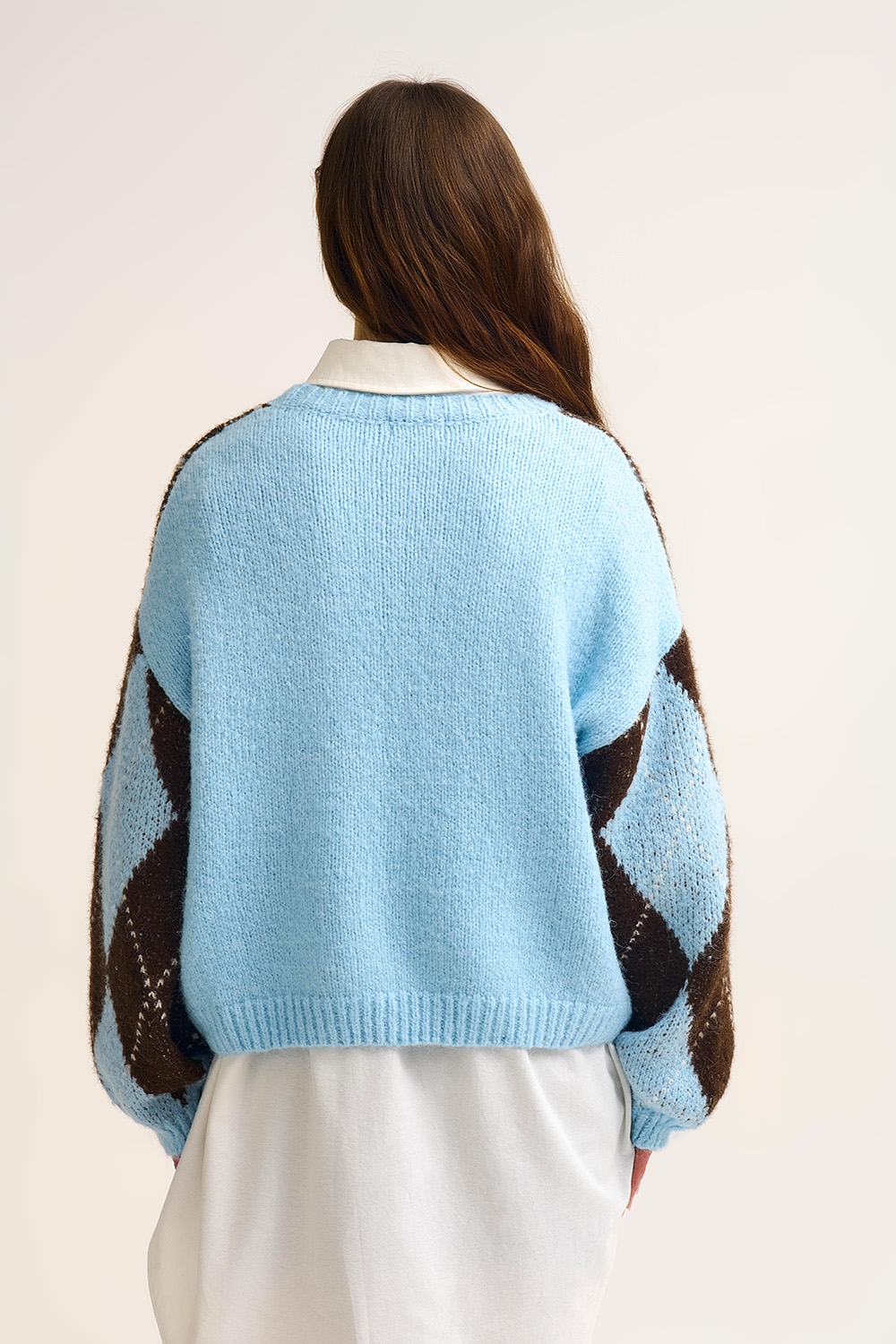 Jersey de punto de rombos azules y marrones con mangas voluminosas