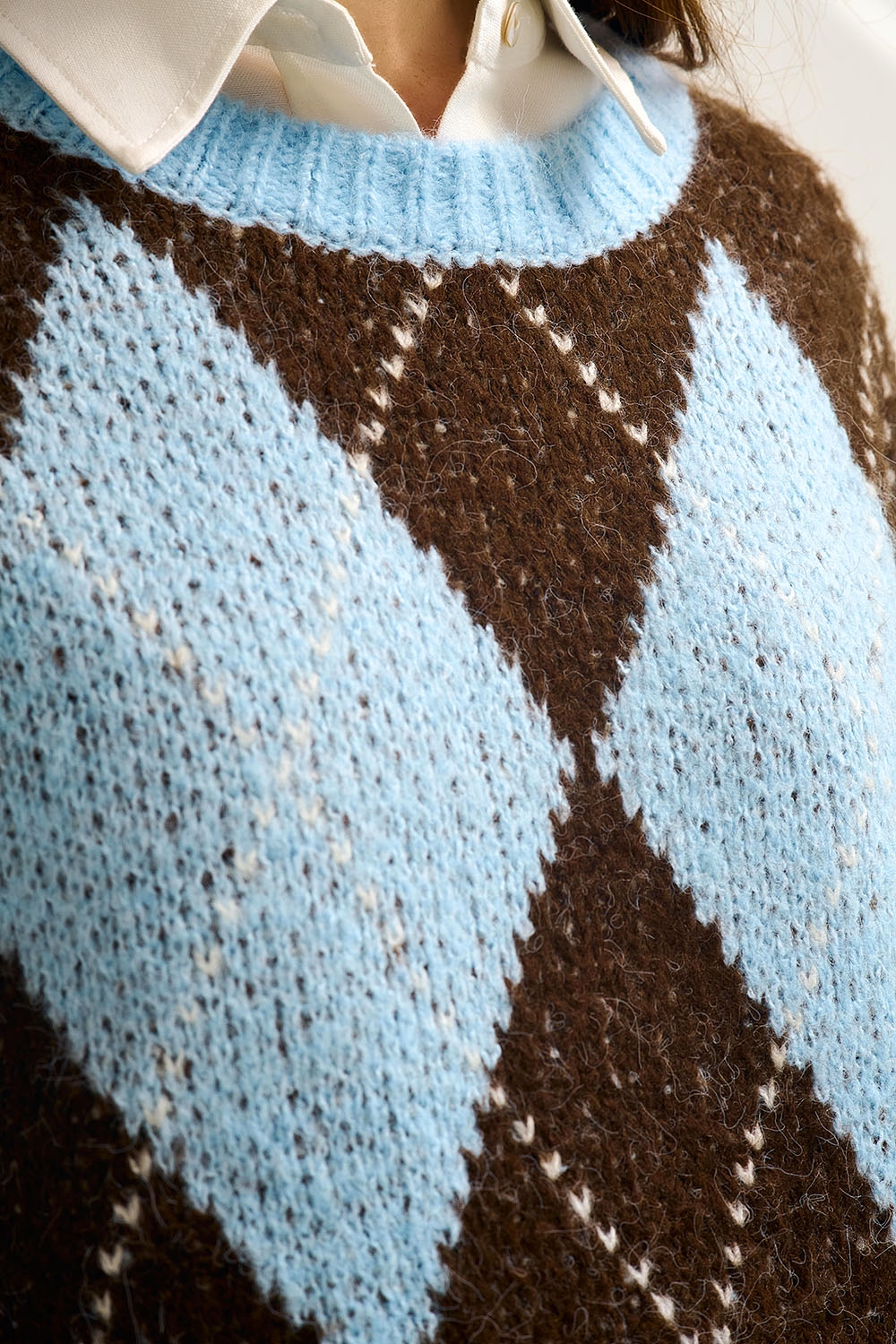 Jersey de punto de rombos azules y marrones con mangas voluminosas