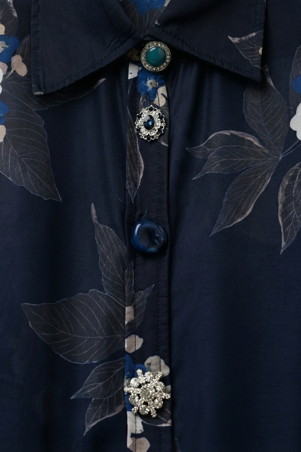 Camisa azul marino con botones y estampado floral de gasa con mangas largas Camisa azul marino con botones y estampado floral de gasa con mangas largas