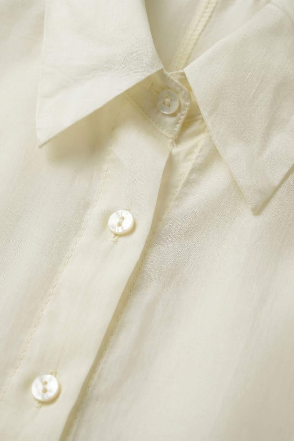 Camisa de sat&eacute;n brillante con ajuste relajado en color blanco