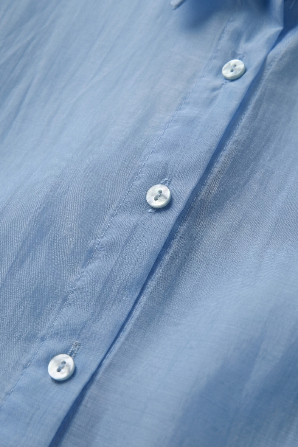 Camisa abotonada azul cielo con corte relajado Camisa abotonada azul cielo con corte relajado