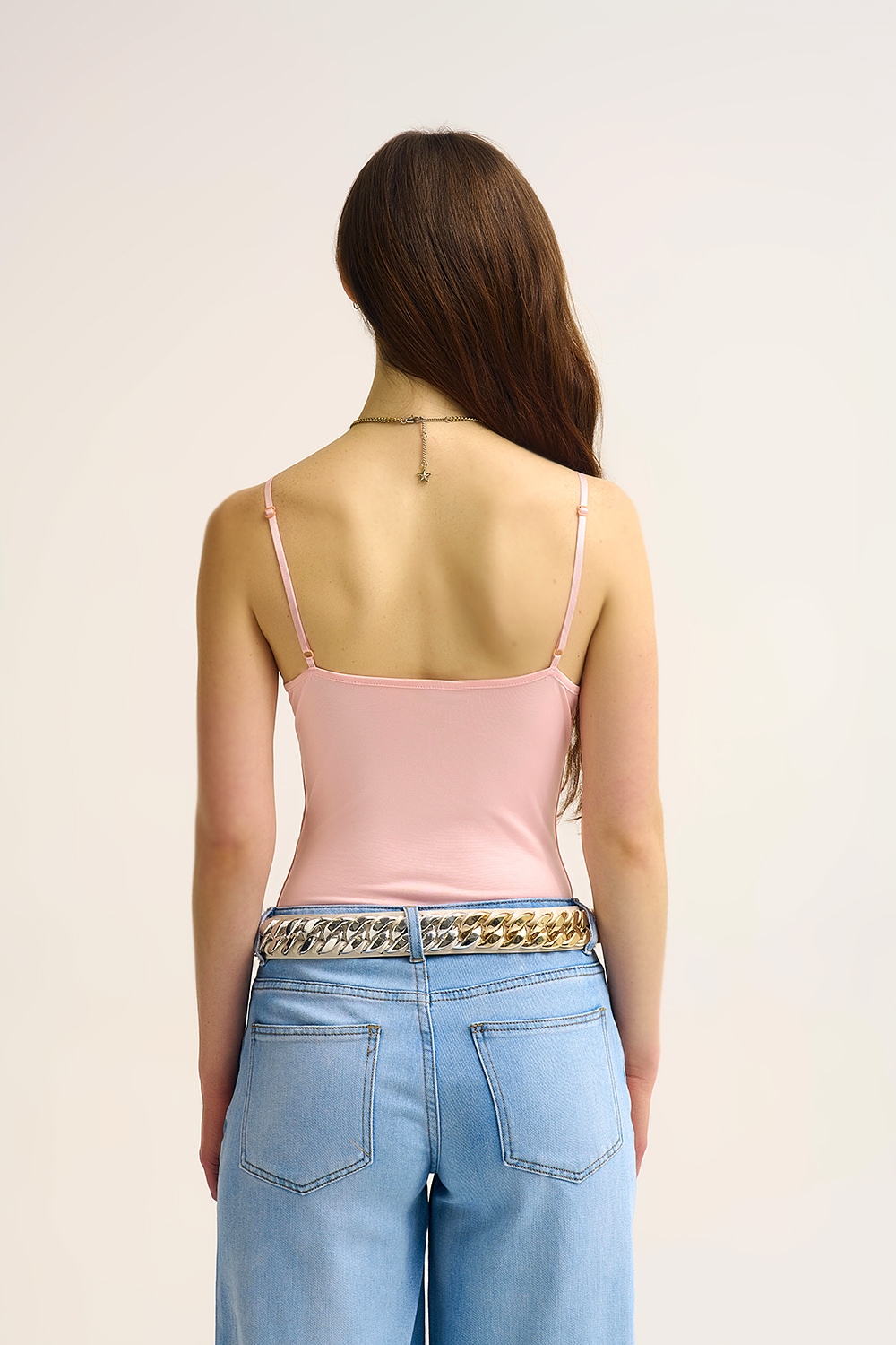 Body con cuello en V en tejido elástico rosa bebé con detalle de anillos dorados Body con cuello en V en tejido elástico rosa bebé con detalle de anillos dorados