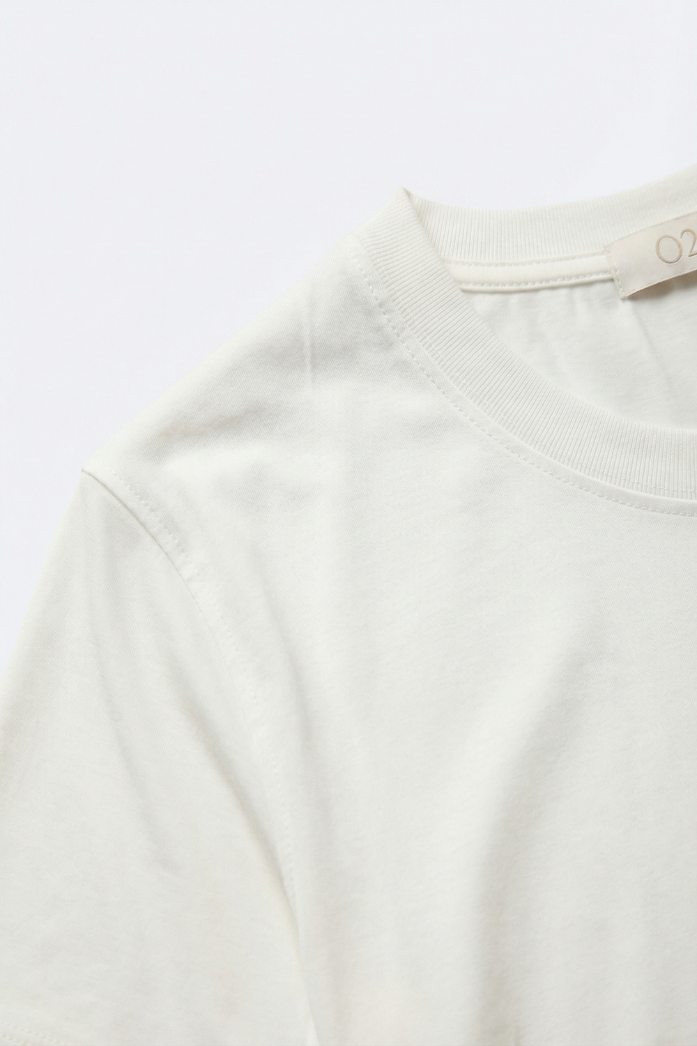 Camiseta b&aacute;sica blanca de cuello redondo y manga corta en tela de viscosa
