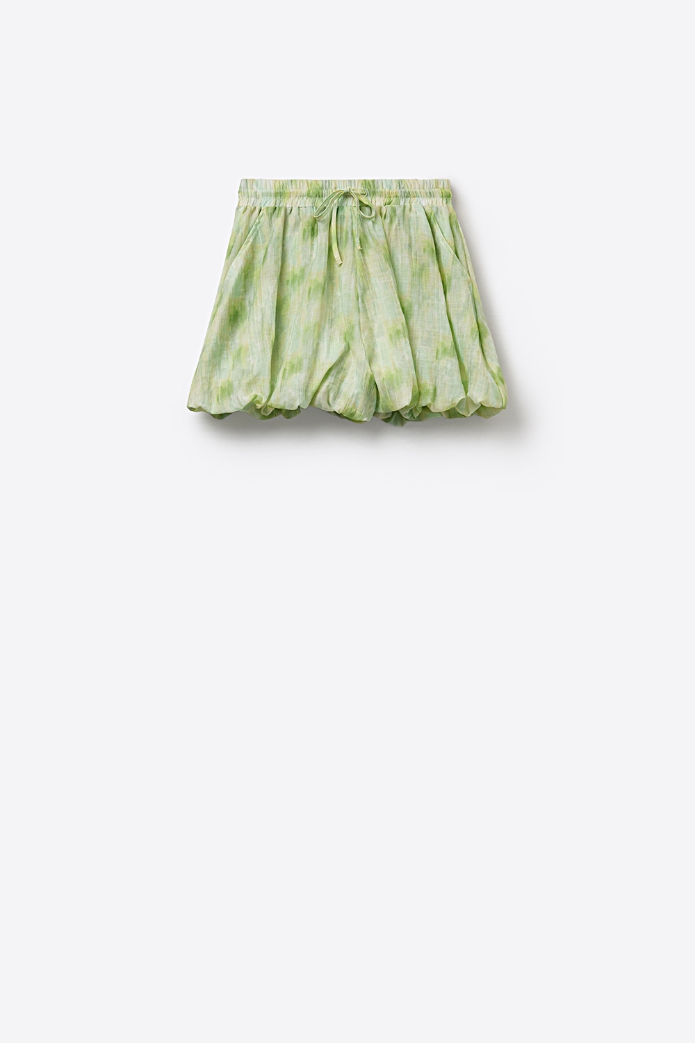 Pantalón corto de burbujas tie-dye con cintura elástica y cordón en color lima Pantalón corto de burbujas tie-dye con cintura elástica y cordón en color lima