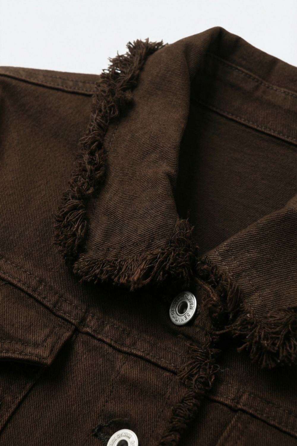 Chaqueta de mezclilla con bordes sin rematar en color chocolate
