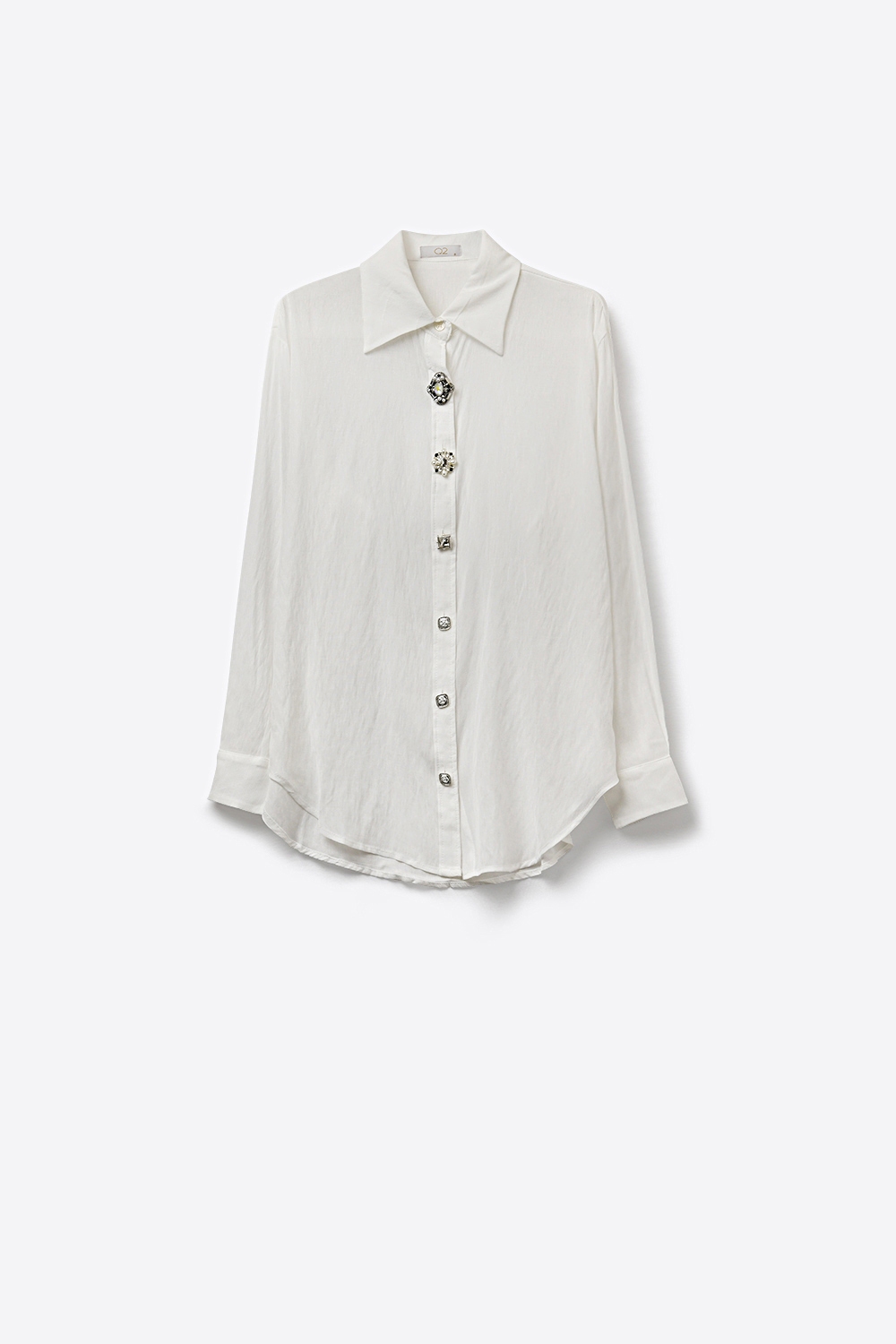 Blusa blanca adornada con botones en tela de tencel