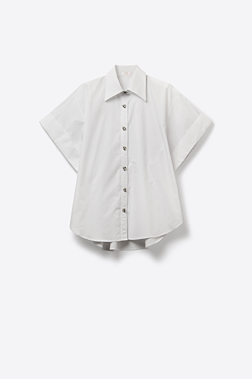 Camisa kimono blanca de manga corta con botones plateados