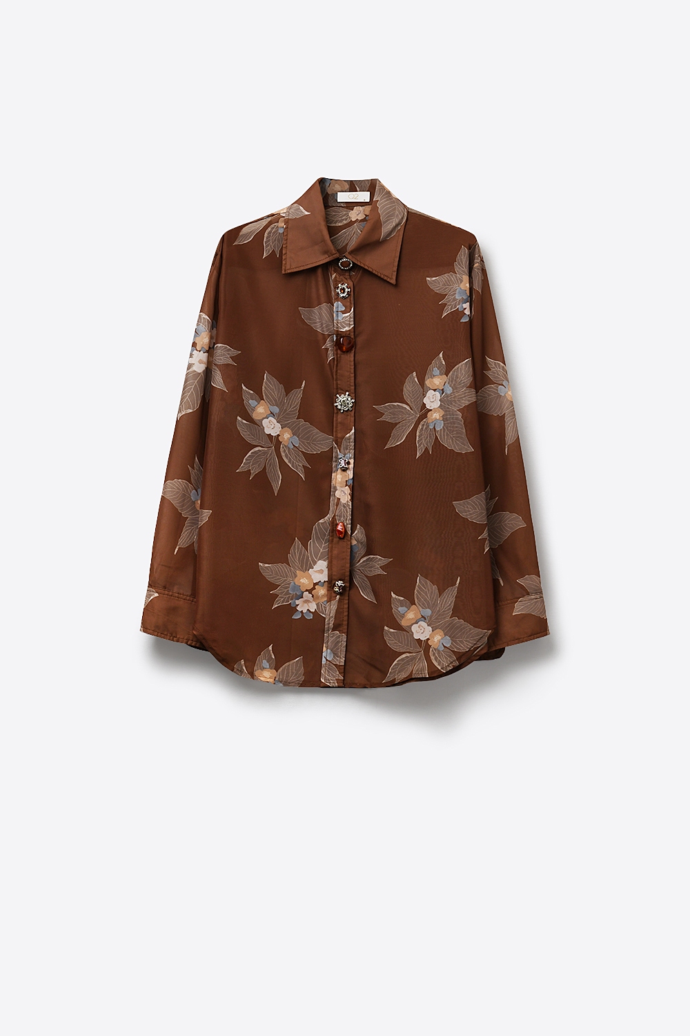 Camisa marr&oacute;n de manga larga con botones al frente y estampado floral en chiffon