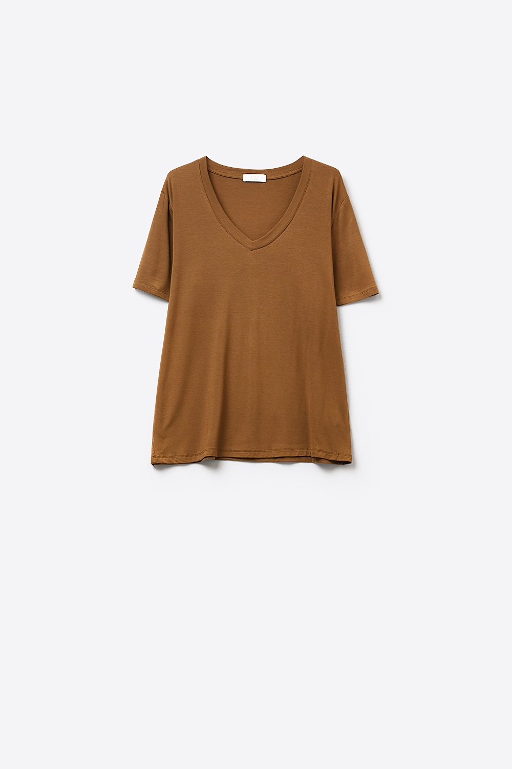 Camiseta marr&oacute;n de manga corta con cuello en V ancho y tejido de viscosa