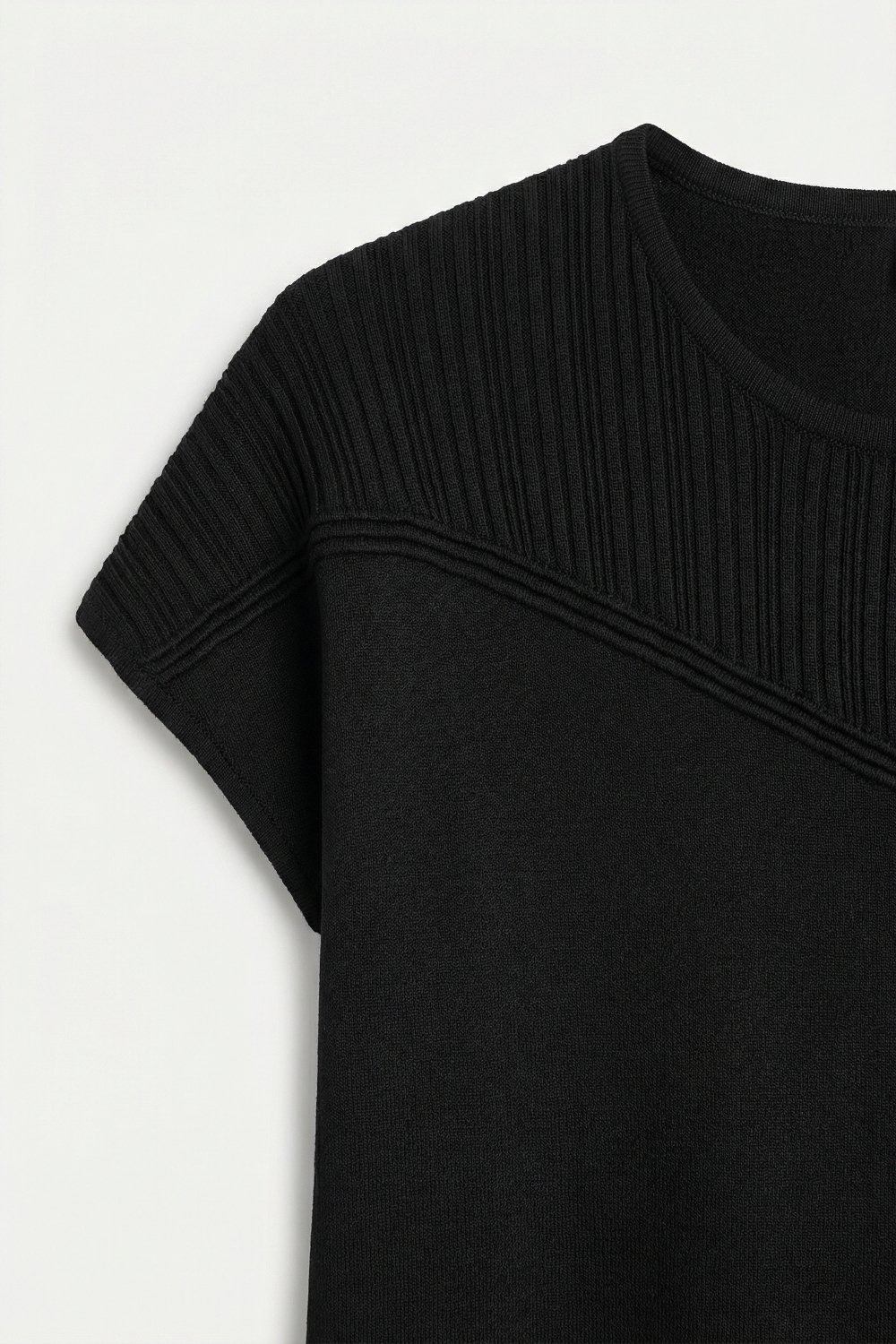 Top de Punto Negro con Mangas Cortas y Detalle de Canes&uacute; Texturizado