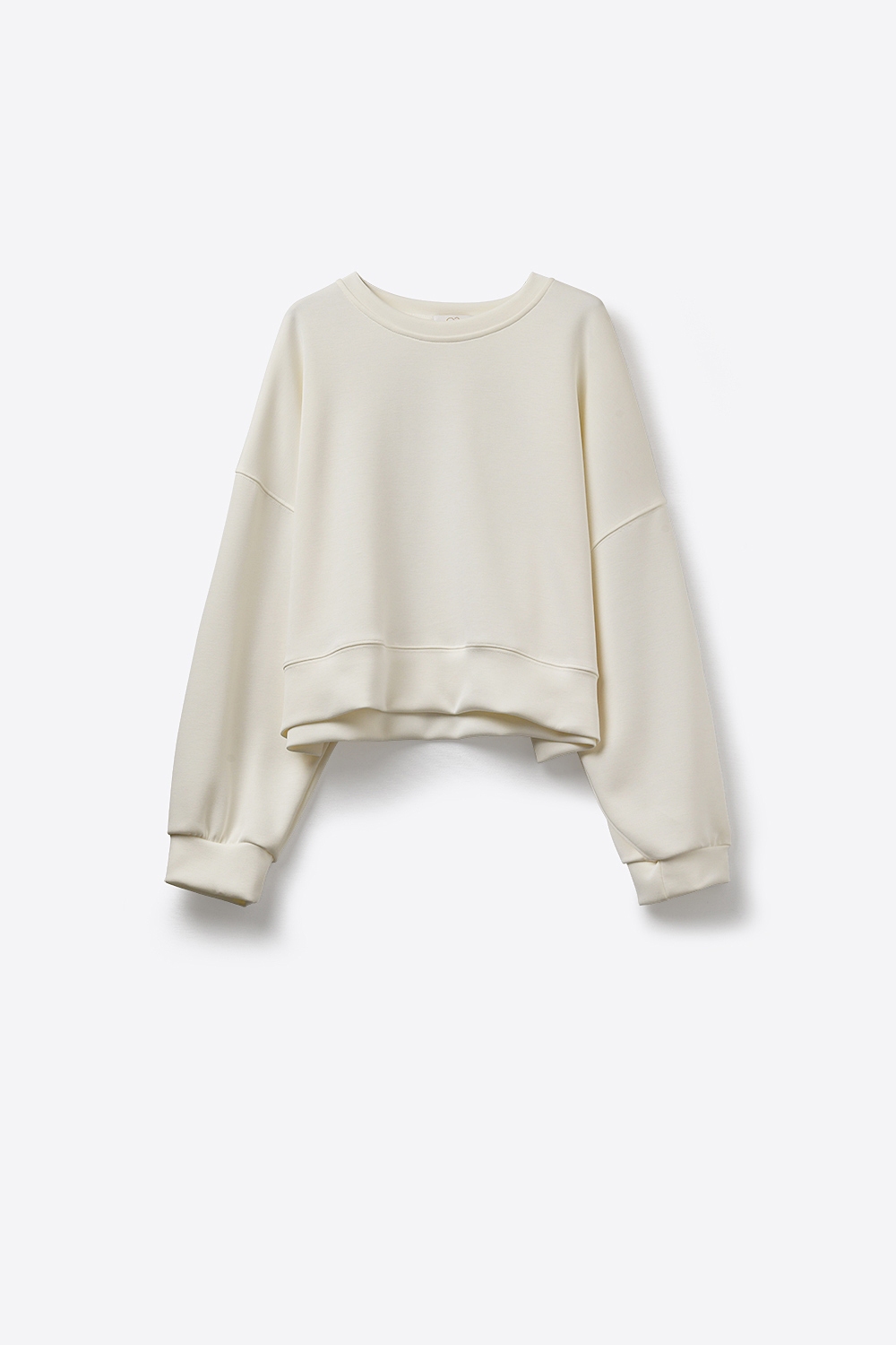 Sudadera b&aacute;sica con cuello redondo y hombros ca&iacute;dos en color crema