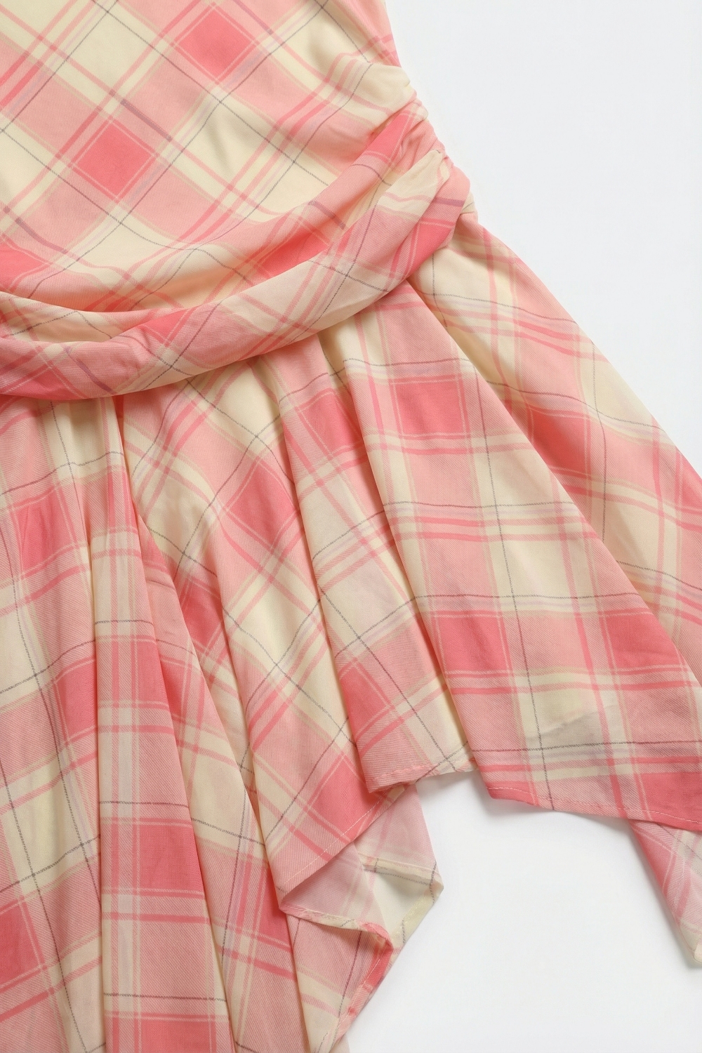 Vestido asim&eacute;trico de manga larga y tela de malla a cuadros en color rosa