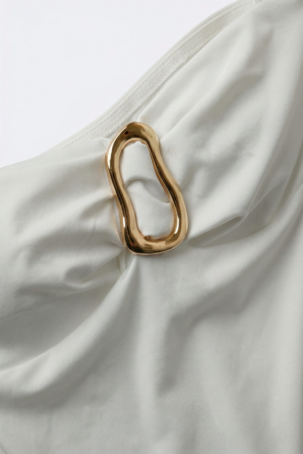 Body blanco sin tirantes con detalle dorado