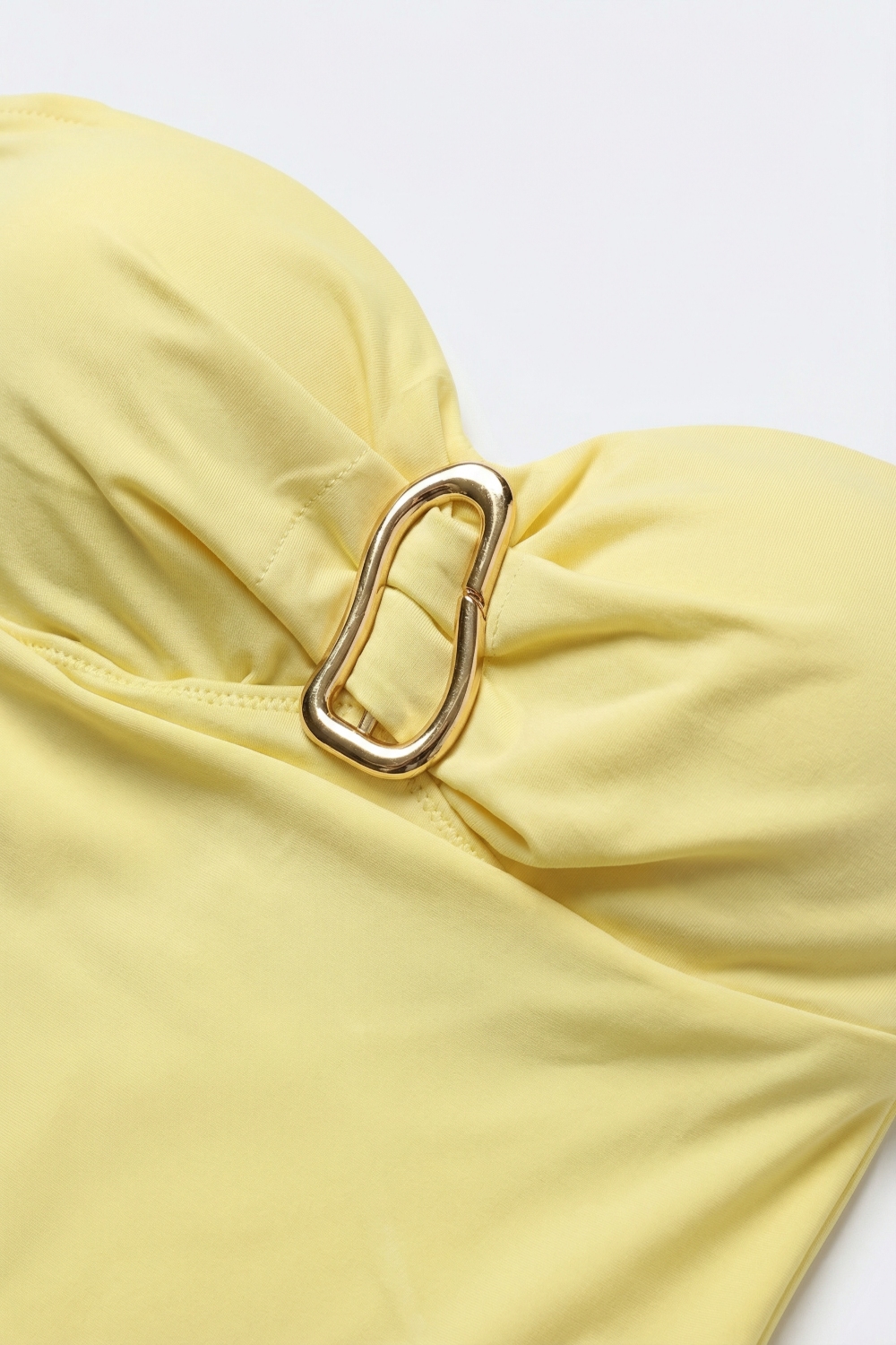 Body amarillo sin tirantes con detalle de hebilla