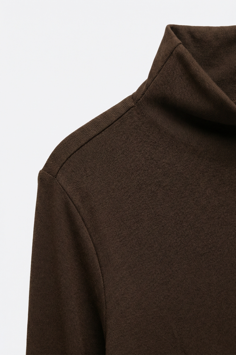 Camiseta de cuello alto marr&oacute;n en tela el&aacute;stica suave