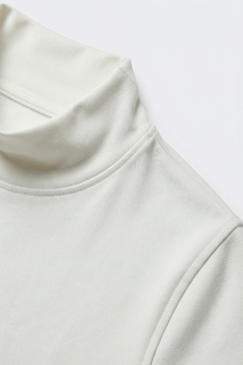 Top de manga corta con cuello simulado en color blanco