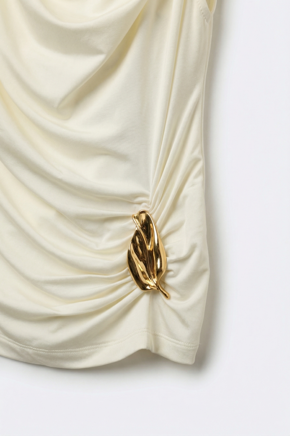 Blusa Sin Mangas Color Crema Con Adorno Met&aacute;lico Dorado