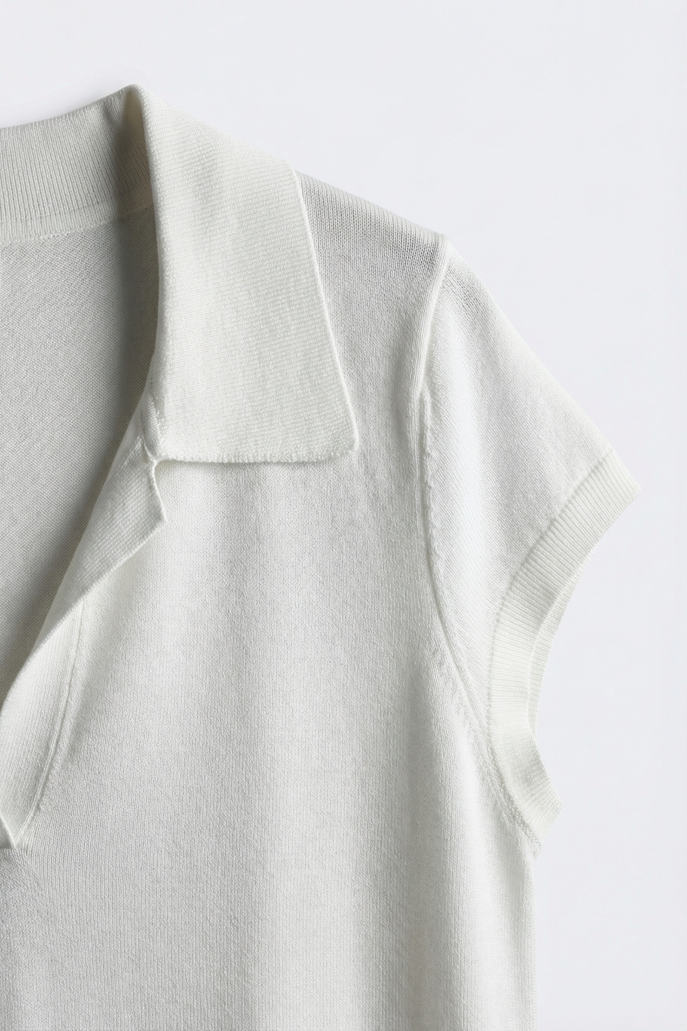 Polo blanco de manga corta con ajuste relajado y cuello en V