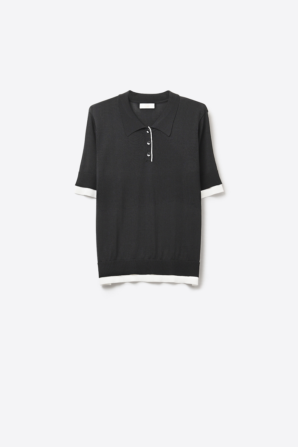 Polo negro de manga corta con detalles blancos