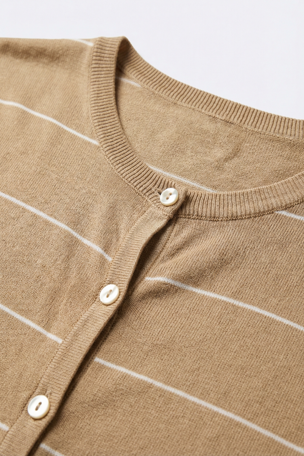 Chaqueta abotonada de manga corta a rayas camel