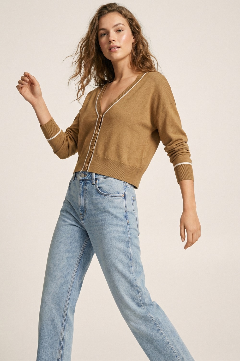 C&aacute;rdigan de punto fino camel con ribete contrastado en blanco