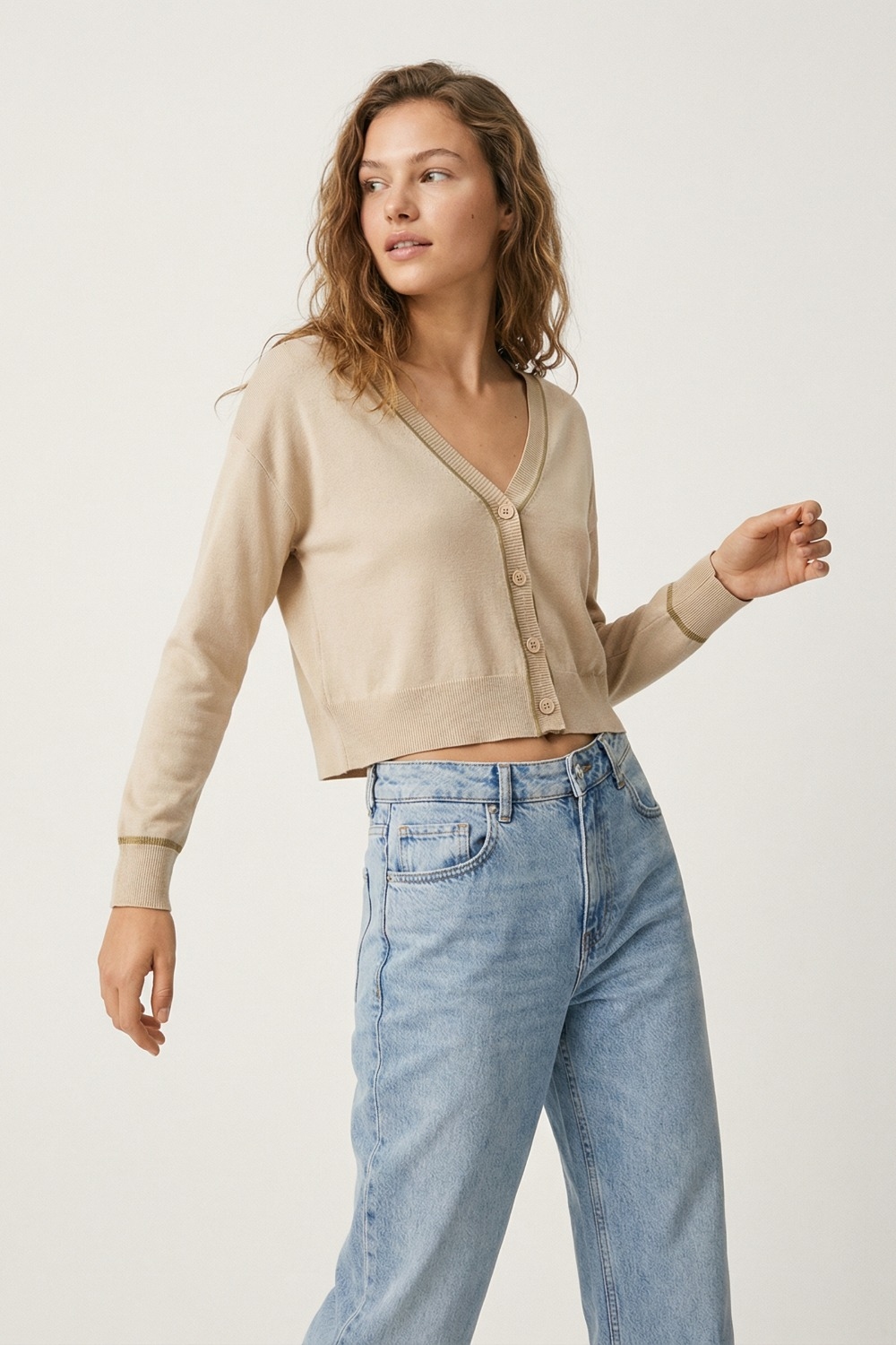 Rebeca de punto fino beige con ribete a contraste en marr&oacute;n