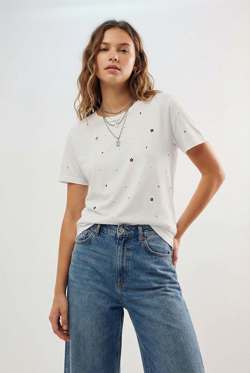 Camiseta blanca de algod&oacute;n adornada con detalles de strass