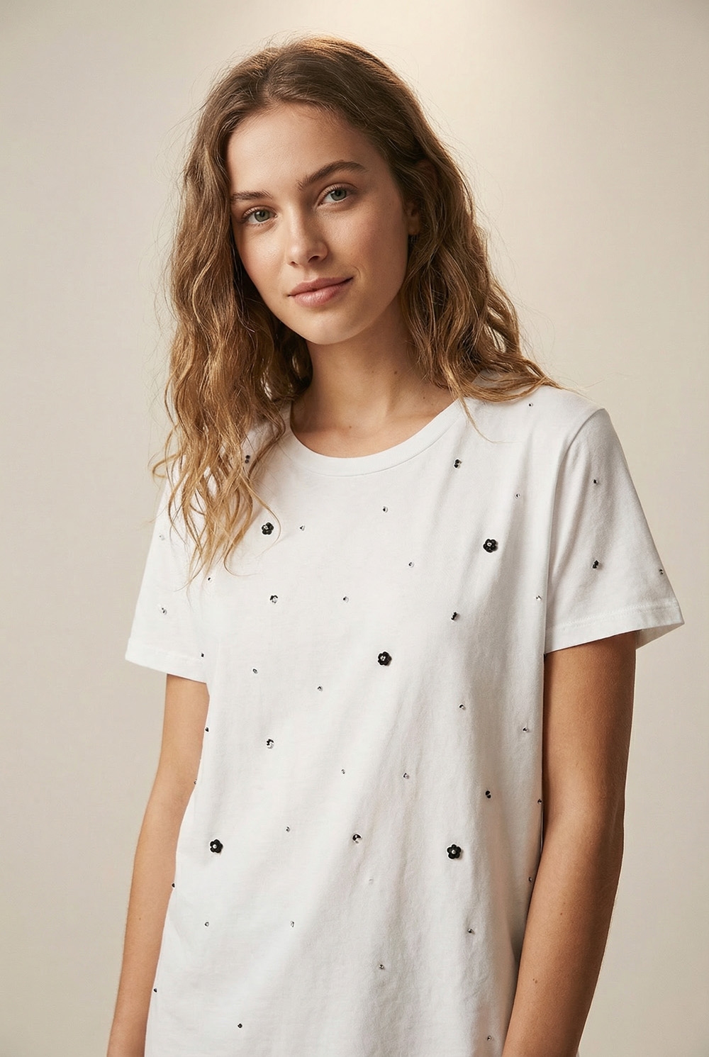 Camiseta blanca de algod&oacute;n adornada con detalles de strass