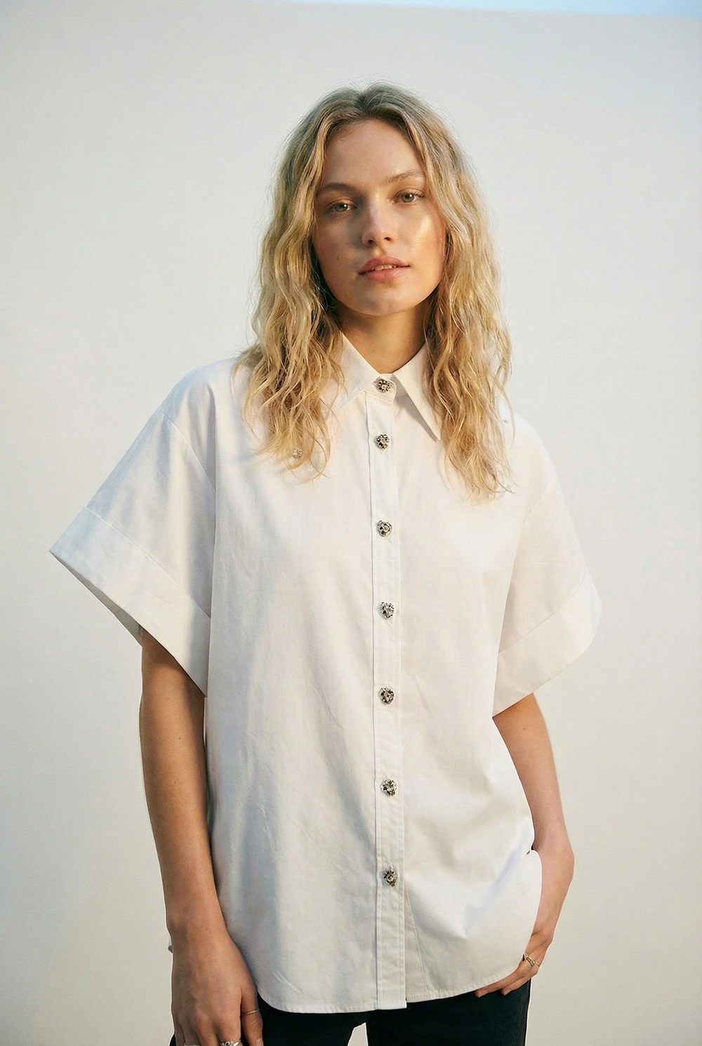 Camisa kimono blanca de manga corta con botones plateados