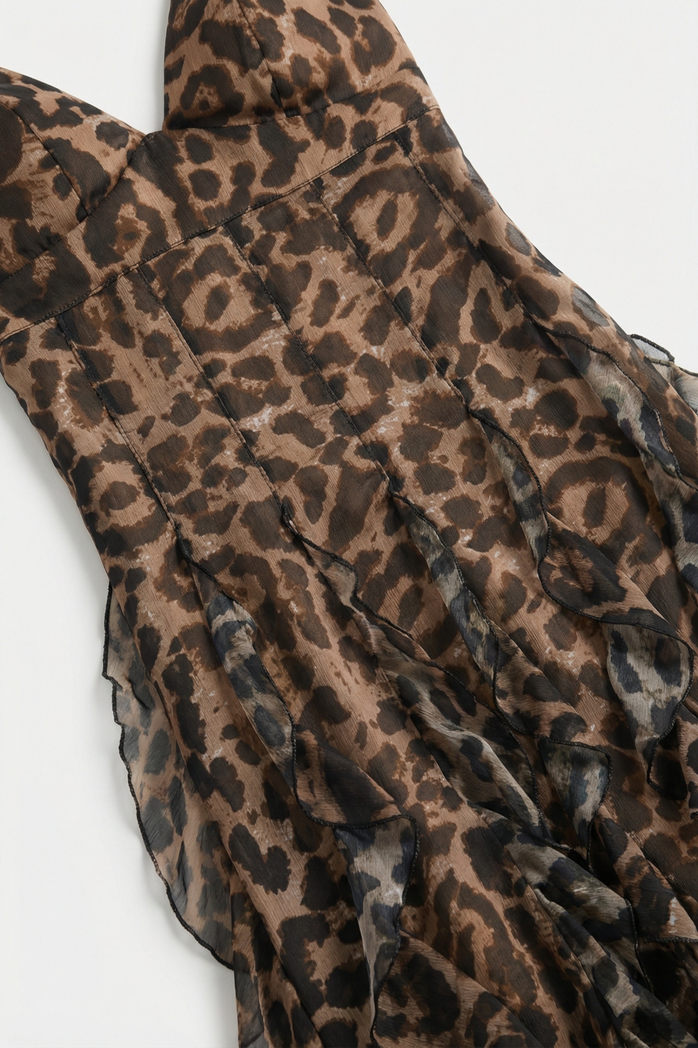 Vestido maxi de estampado leopardo marr&oacute;n en tela de gasa con dobladillo con volantes
