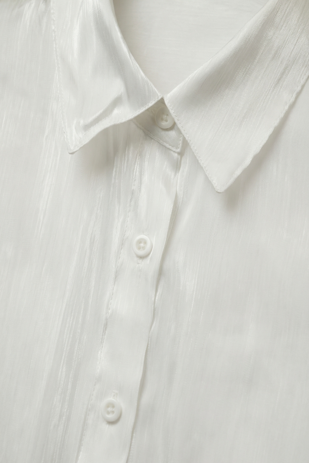 Camisa blanca de sat&eacute;n brillante con botones