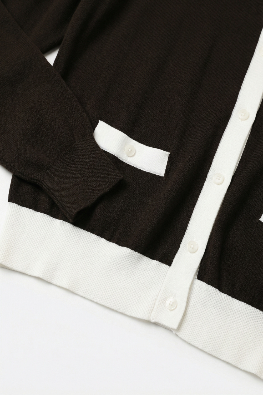 Chaqueta de manga larga con botones y ribete de contraste marr&oacute;n