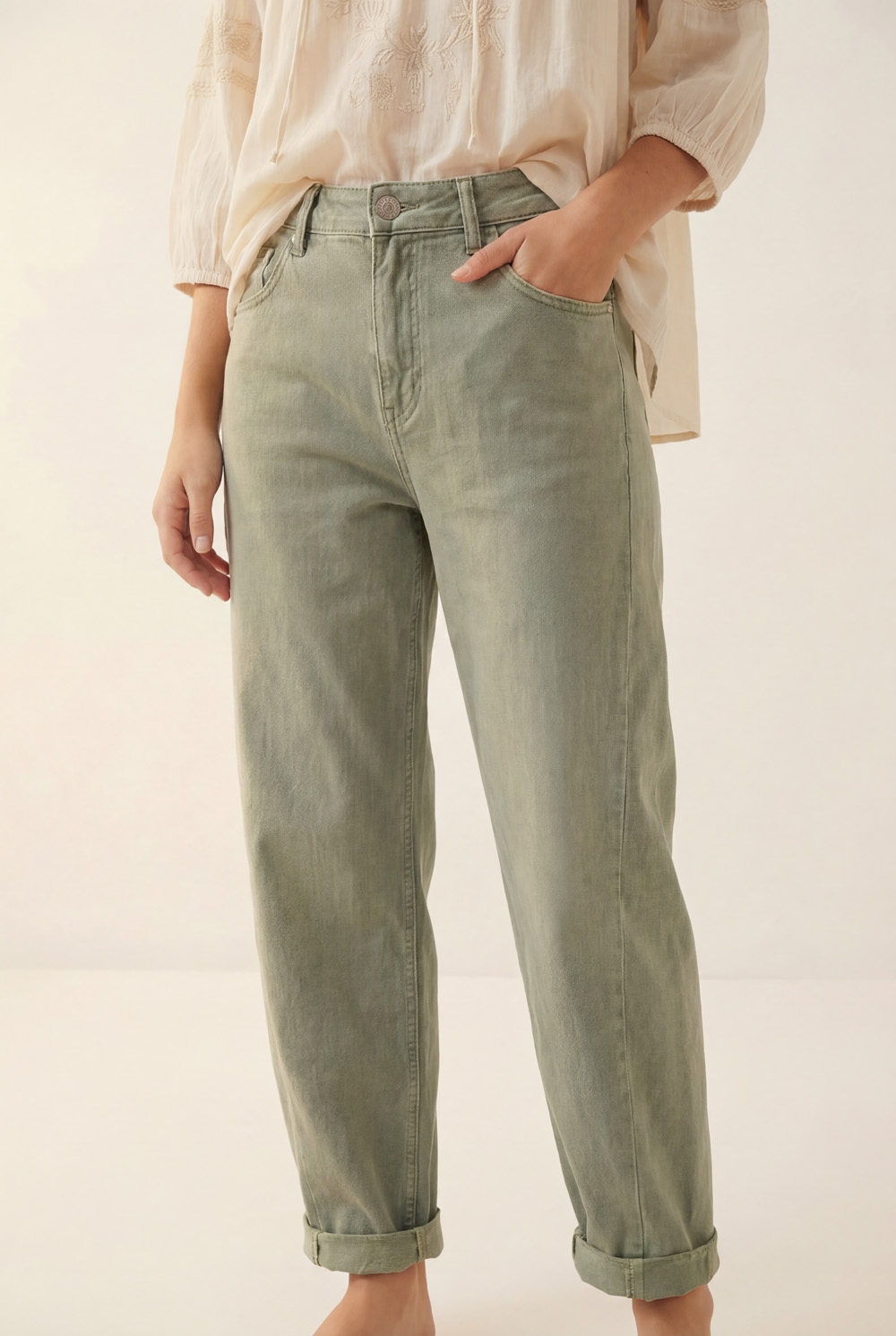 Pantalón de tiro alto estilo barrel en suave color caqui Pantalón de tiro alto estilo barrel en suave color caqui
