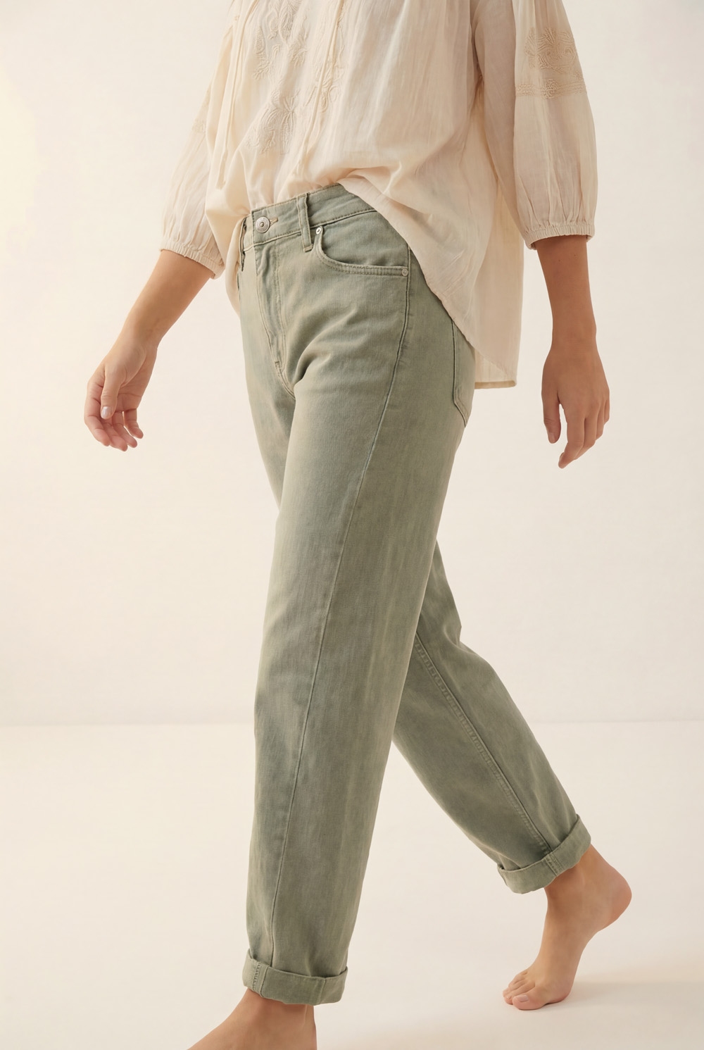 Pantalón de tiro alto estilo barrel en suave color caqui Pantalón de tiro alto estilo barrel en suave color caqui