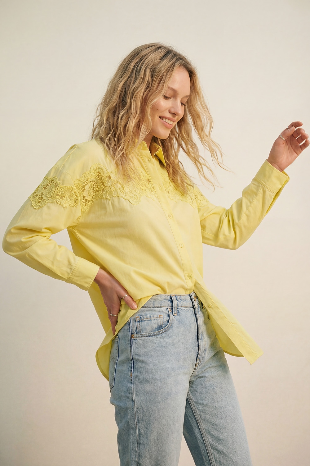 Camisa amarilla oversize de popelina con detalle de encaje Camisa amarilla oversize de popelina con detalle de encaje