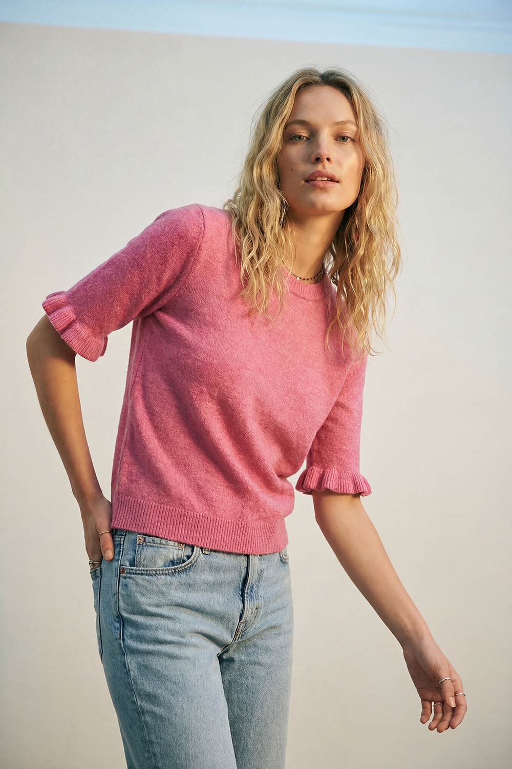 Suéter de punto suave y esponjoso rosa con detalle de mangas con volantes Suéter de punto suave y esponjoso rosa con detalle de mangas con volantes