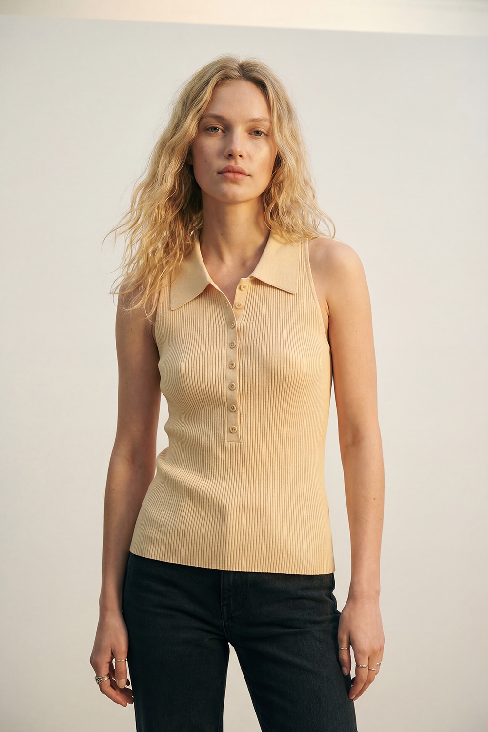 Top de punto acanalado con cuello de polo en amarillo mantequilla Top de punto acanalado con cuello de polo en amarillo mantequilla