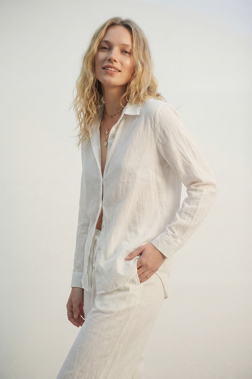 Camisa ligera arrugada con silueta relajada en color crema Camisa ligera arrugada con silueta relajada en color crema