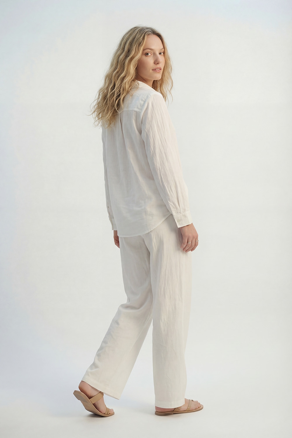 Camisa ligera arrugada con silueta relajada en color crema Camisa ligera arrugada con silueta relajada en color crema