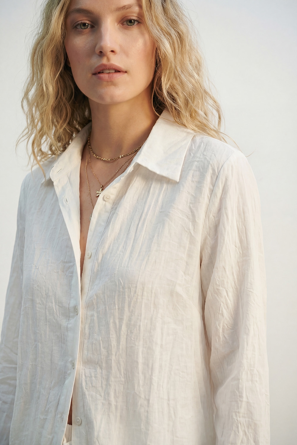 Camisa ligera arrugada con silueta relajada en color crema Camisa ligera arrugada con silueta relajada en color crema