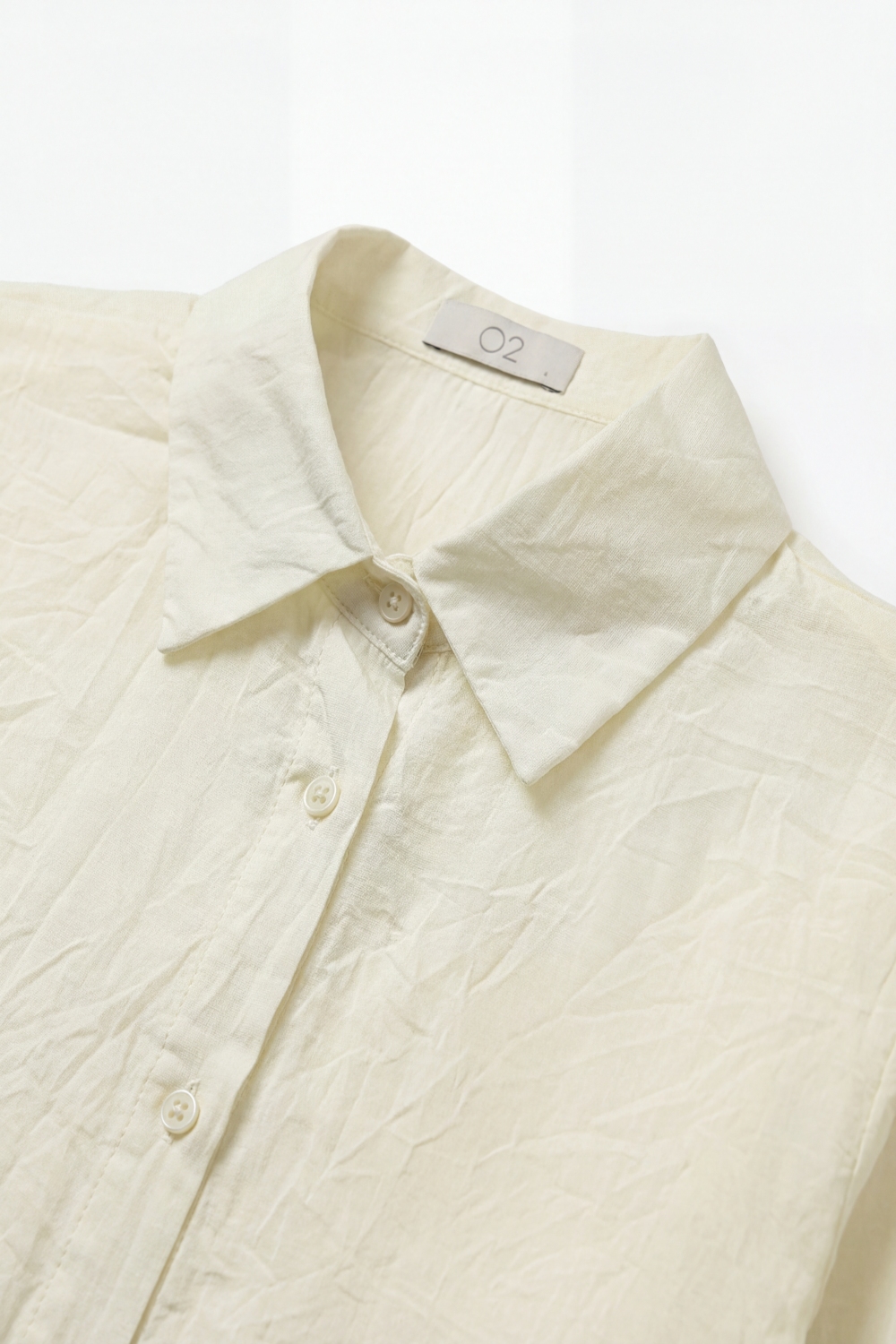 Camisa ligera arrugada con silueta relajada en color crema Camisa ligera arrugada con silueta relajada en color crema
