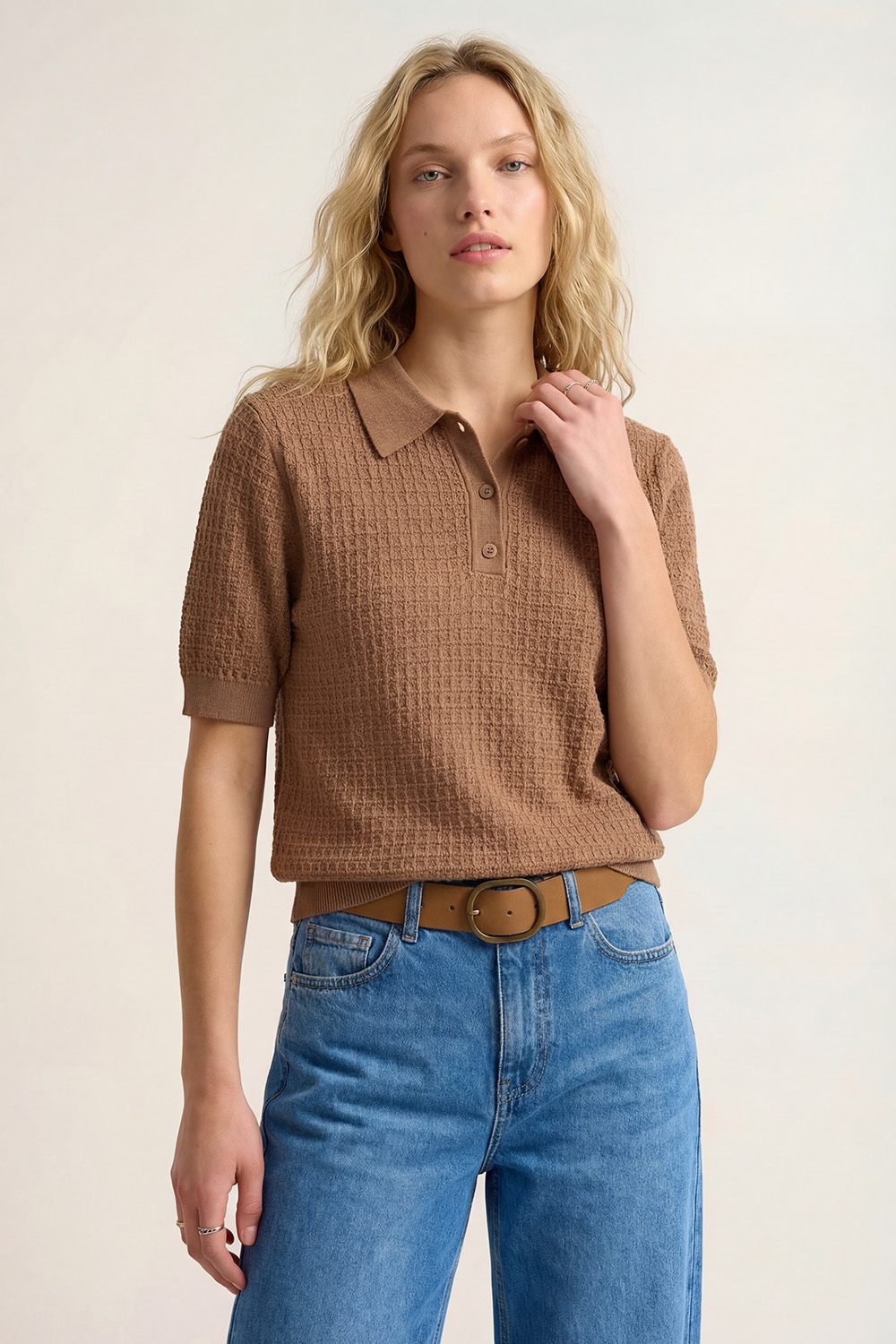 Polo de punto texturizado con mangas cortas en camel
