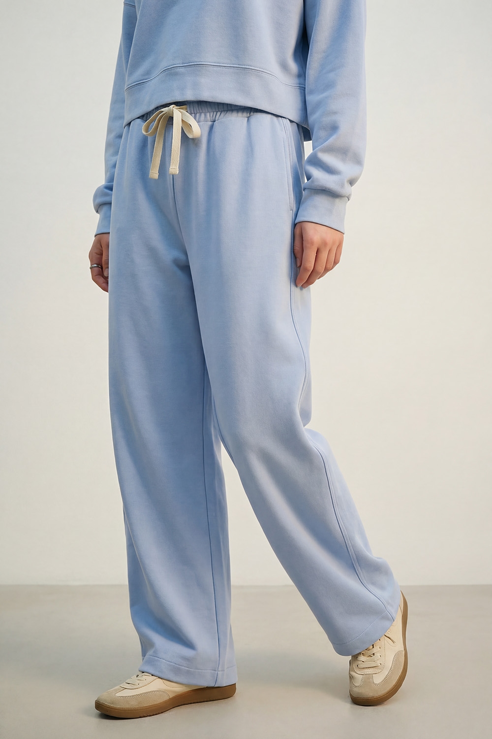 Pantal&oacute;n jogger de punto supersuave en azul con cintura con cord&oacute;n