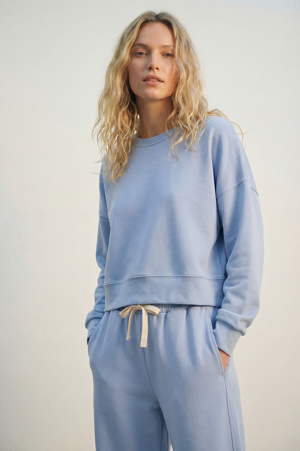 Sudadera básica con cuello redondo y hombros caídos en azul Sudadera básica con cuello redondo y hombros caídos en azul