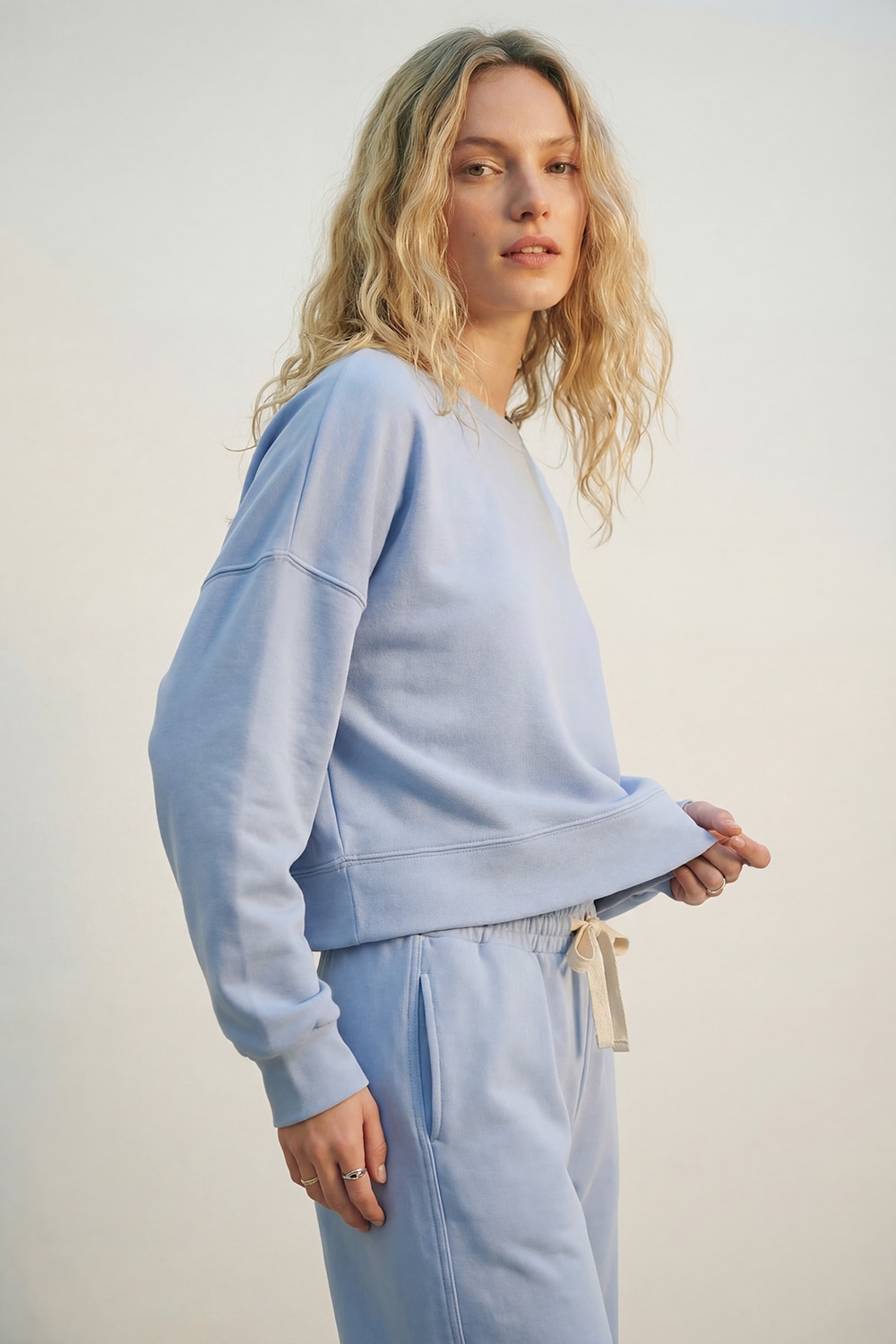 Sudadera básica con cuello redondo y hombros caídos en azul Sudadera básica con cuello redondo y hombros caídos en azul